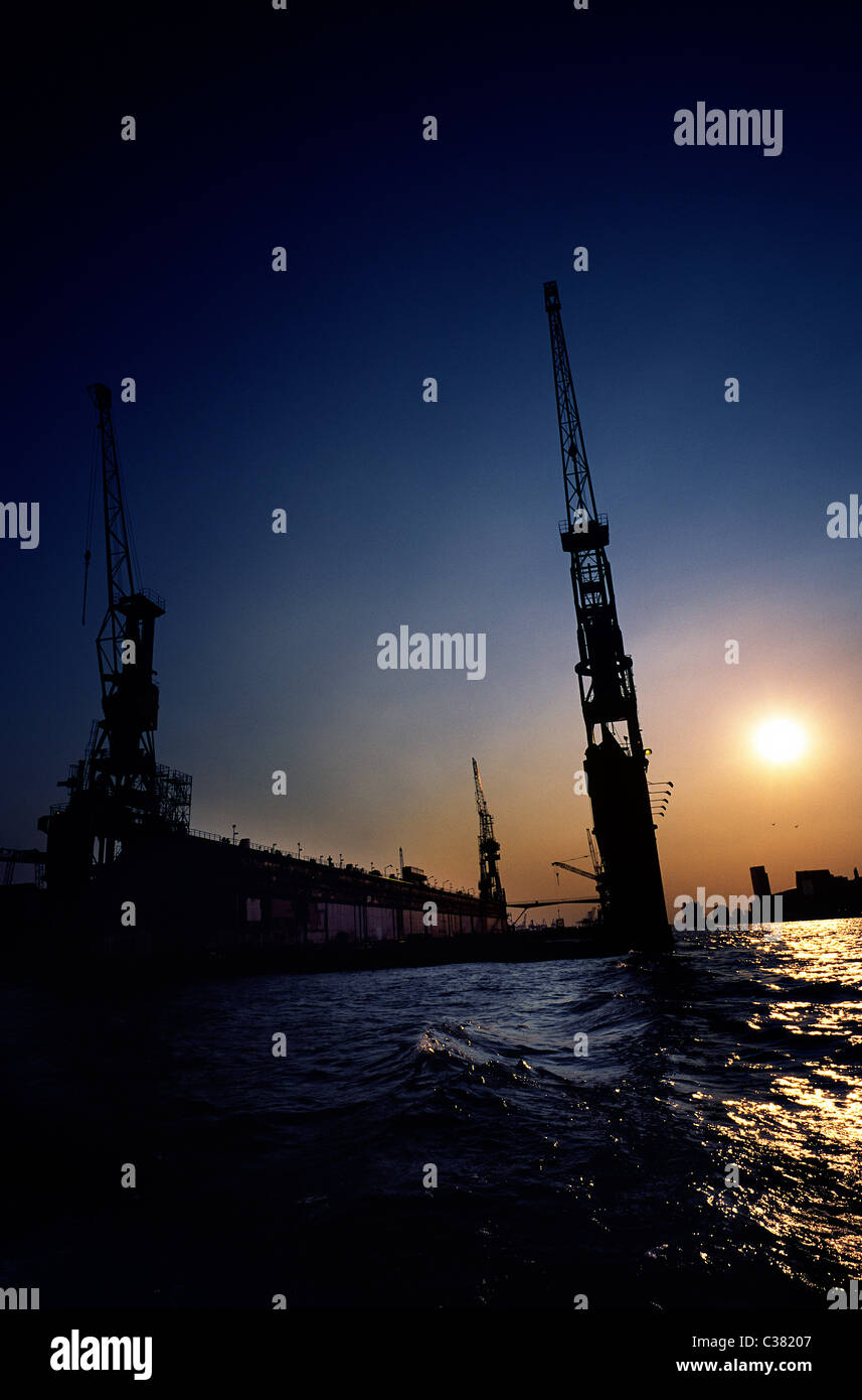 Dock vacante di Blohm + Voss cantiere al tramonto nel porto di Amburgo. Foto Stock