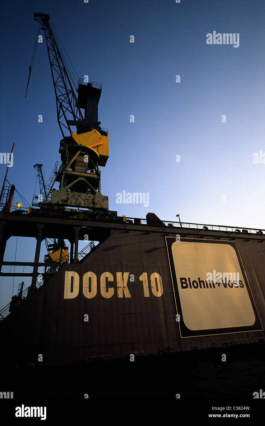Dock 10 di Blohm + Voss cantiere al tramonto nel porto tedesco di Amburgo. Foto Stock