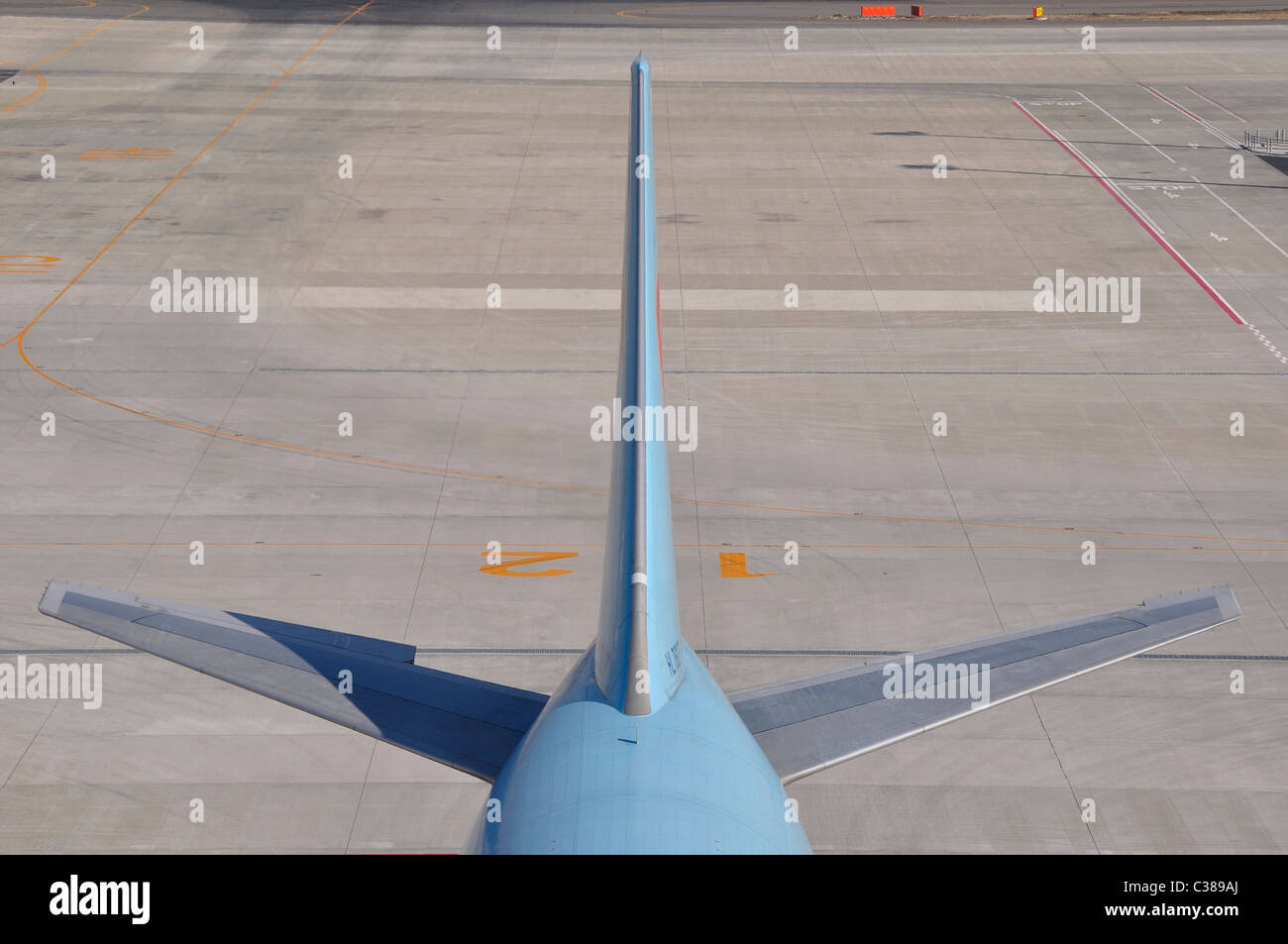 La sezione di coda di 'Korean Air' aeromobile / aereo su asfalto a 'Haneda di Tokyo International Airport (Giappone) Foto Stock