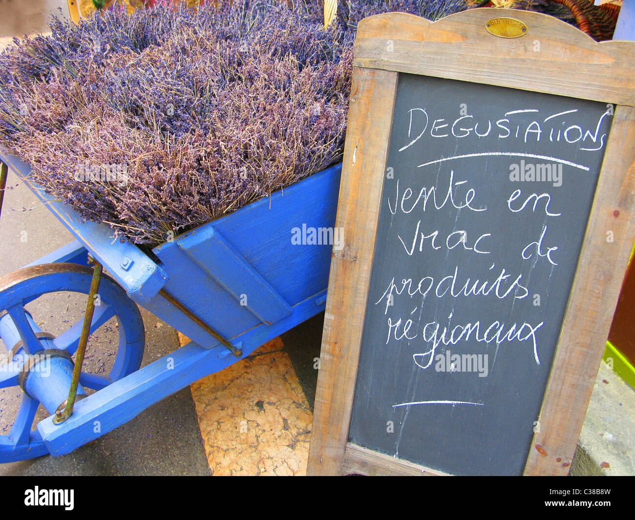 Il mercato provenzale, Apt, Provence-Alpes-Côte d'Azur, in Francia, in Europa Foto Stock