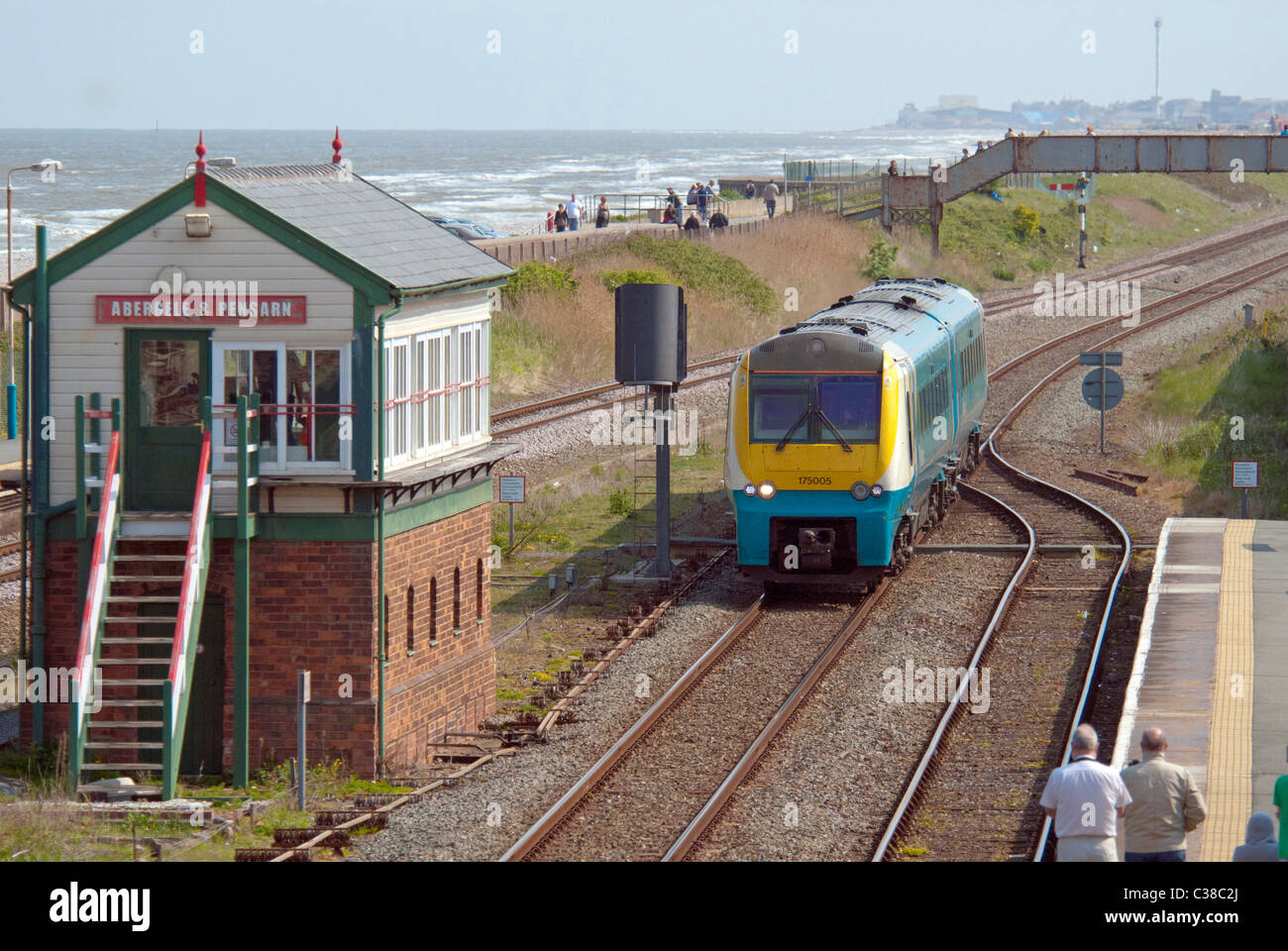 Arriva il treno diesel DMU a Abergele e stazione Pensarn nel Galles del Nord. Foto Stock