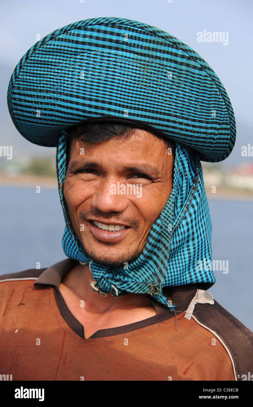 Ritratto di pescatore cambogiano in Kampot, sud della Cambogia Foto Stock
