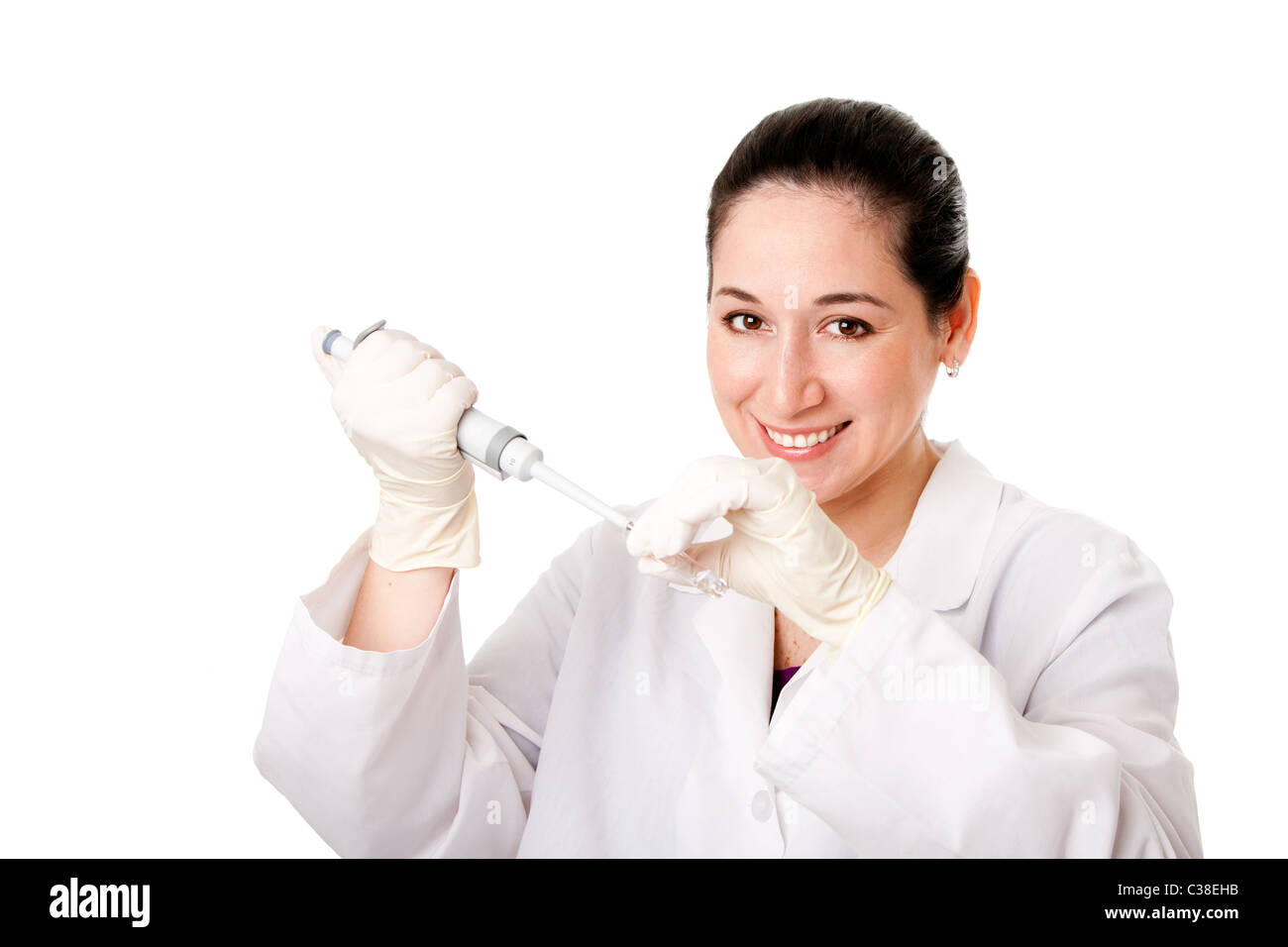 Attraente femmina ricercatore del laboratorio di fare scienza medica esperimento il pipettaggio per preparare il vaccino, isolata. Foto Stock