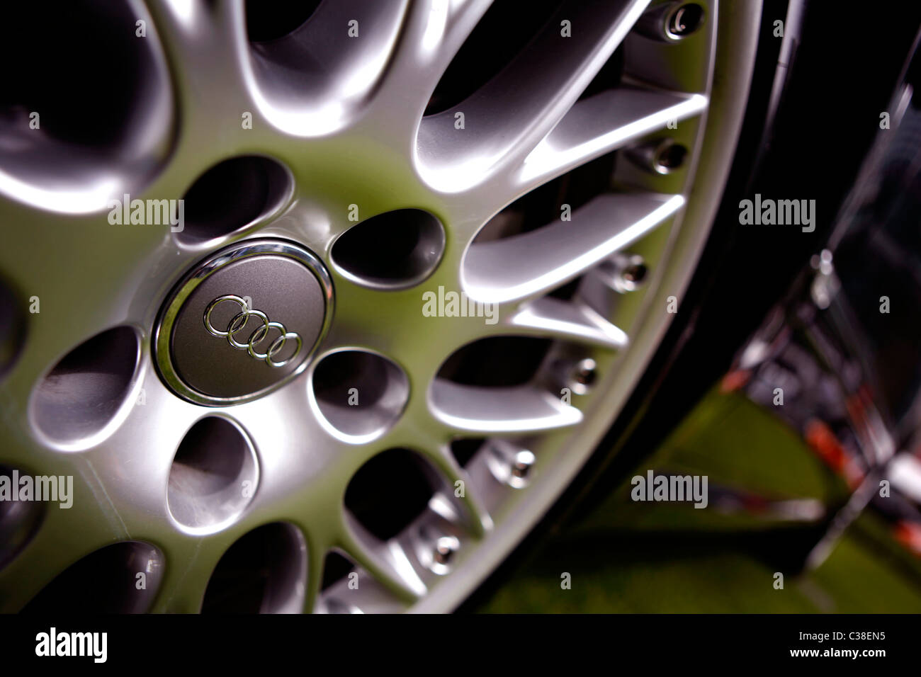 Un ampio angolo di immagine dei cerchi in lega di un altamente lucido nero Audi sul Motorexpo mostra a Canary Wharf, Londra. Foto Stock