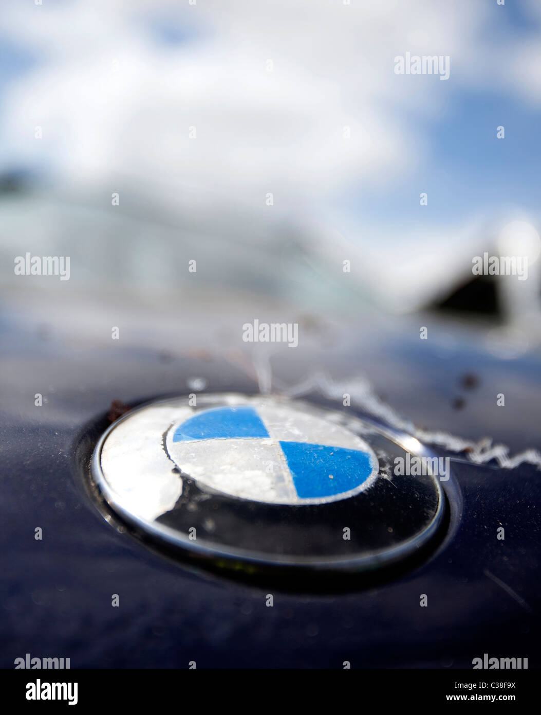 Una BMW auto si siede in un scrapyard prima di essere ripartiti e riciclati. Foto Stock