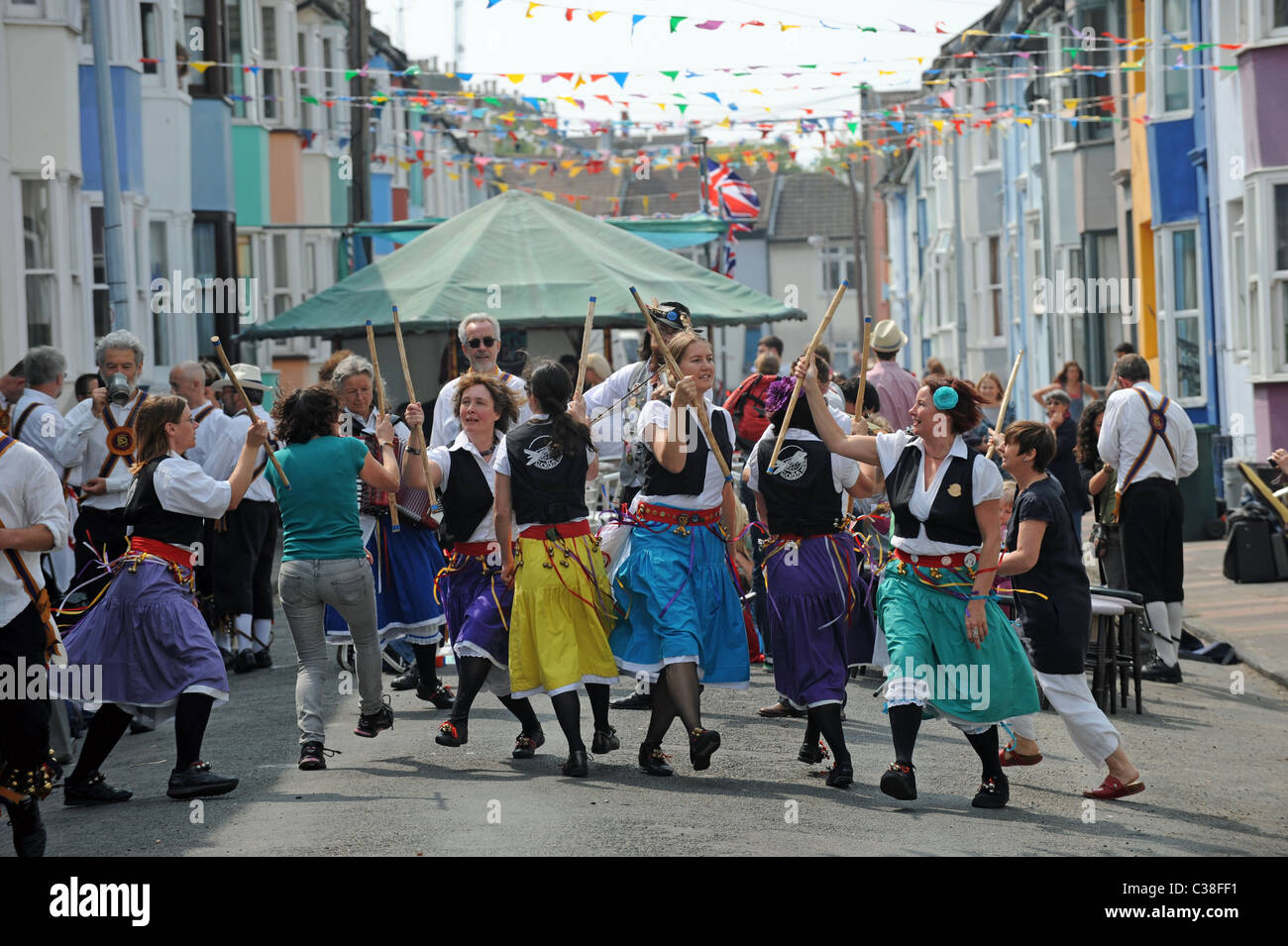 Membri di Brighton Morris uomini e donne che si esibiscono presso un festa di strada nella zona di Hannover della città Regno Unito Foto Stock