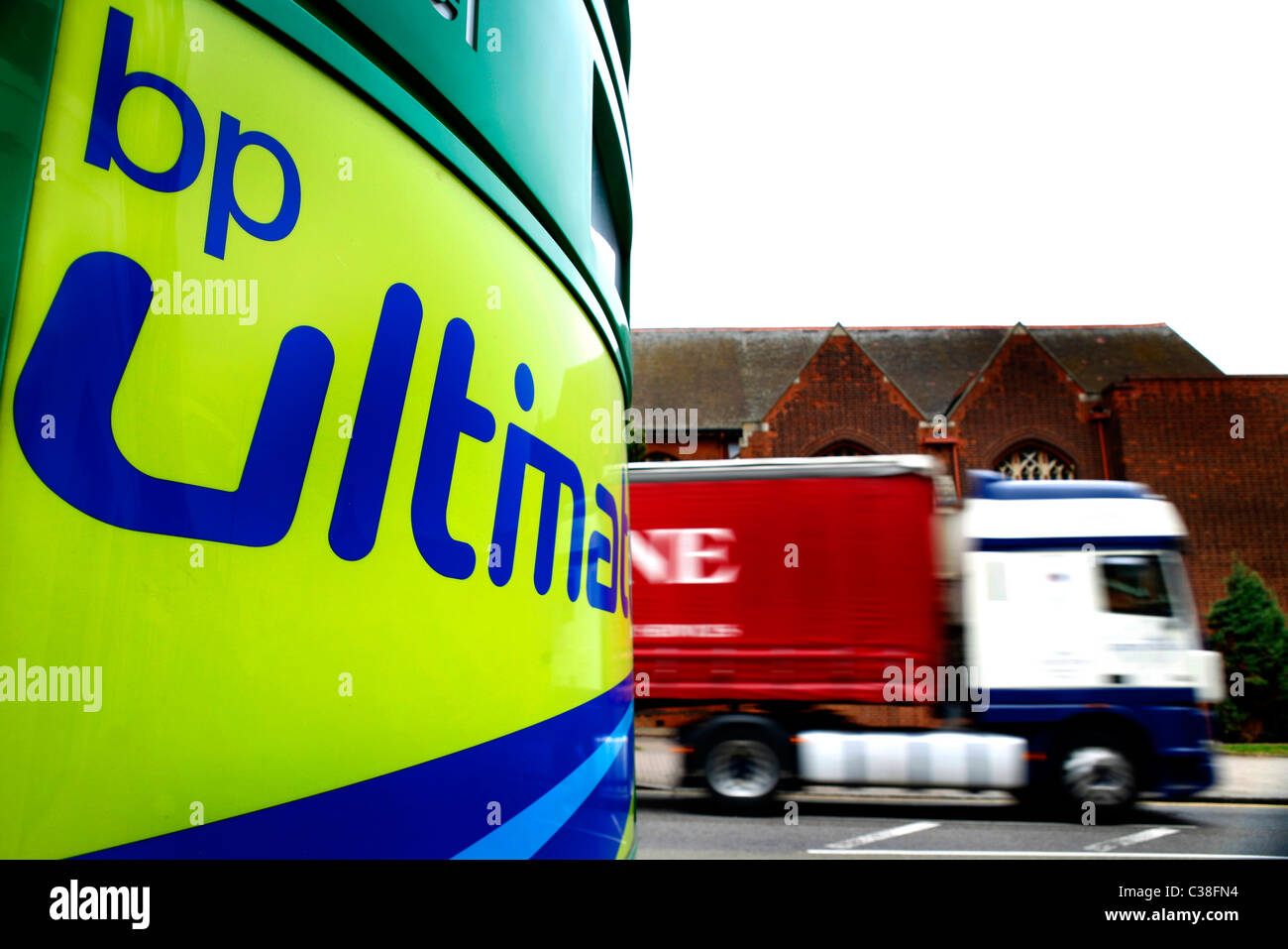 Un carrello passante un BP Ultimate sign in corrispondenza di una stazione di benzina a Londra. Foto Stock