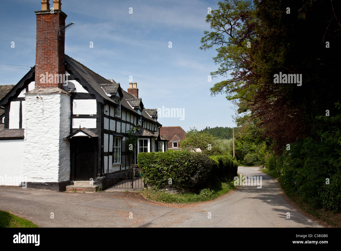 In bianco e nero con travi di legno e bungalow vicolo del paese nel tranquillo villaggio di Staunton sulla freccia, Herefordshire Foto Stock
