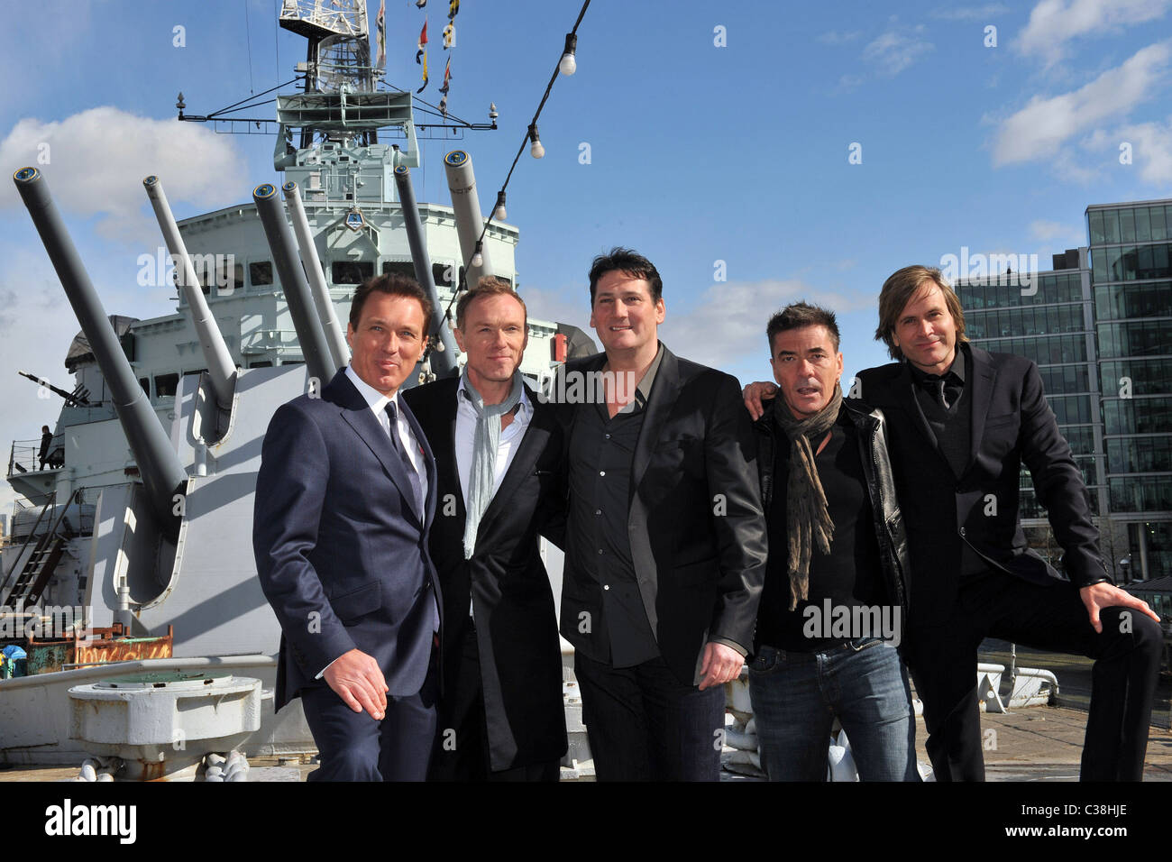 Martin Kemp, Gary Kemp, Tony Hadley, John Keeble e Steve Norman Foto chiamata per Spandau Ballet riforma tenutasi il dispositivo HMS Foto Stock