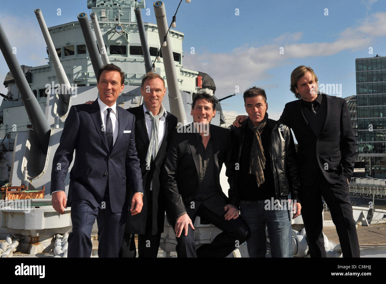 Martin Kemp, Gary Kemp, Tony Hadley, John Keeble e Steve Norman Foto chiamata per Spandau Ballet riforma tenutasi il dispositivo HMS Foto Stock