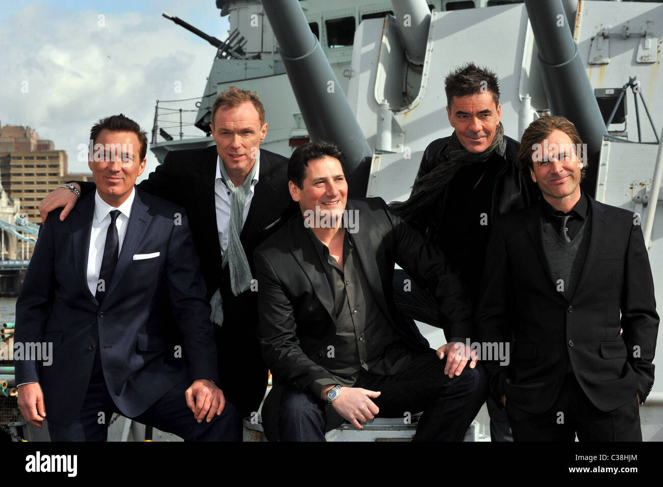 Martin Kemp, Gary Kemp, Tony Hadley, John Keeble e Steve Norman Foto chiamata per Spandau Ballet riforma tenutasi il dispositivo HMS Foto Stock