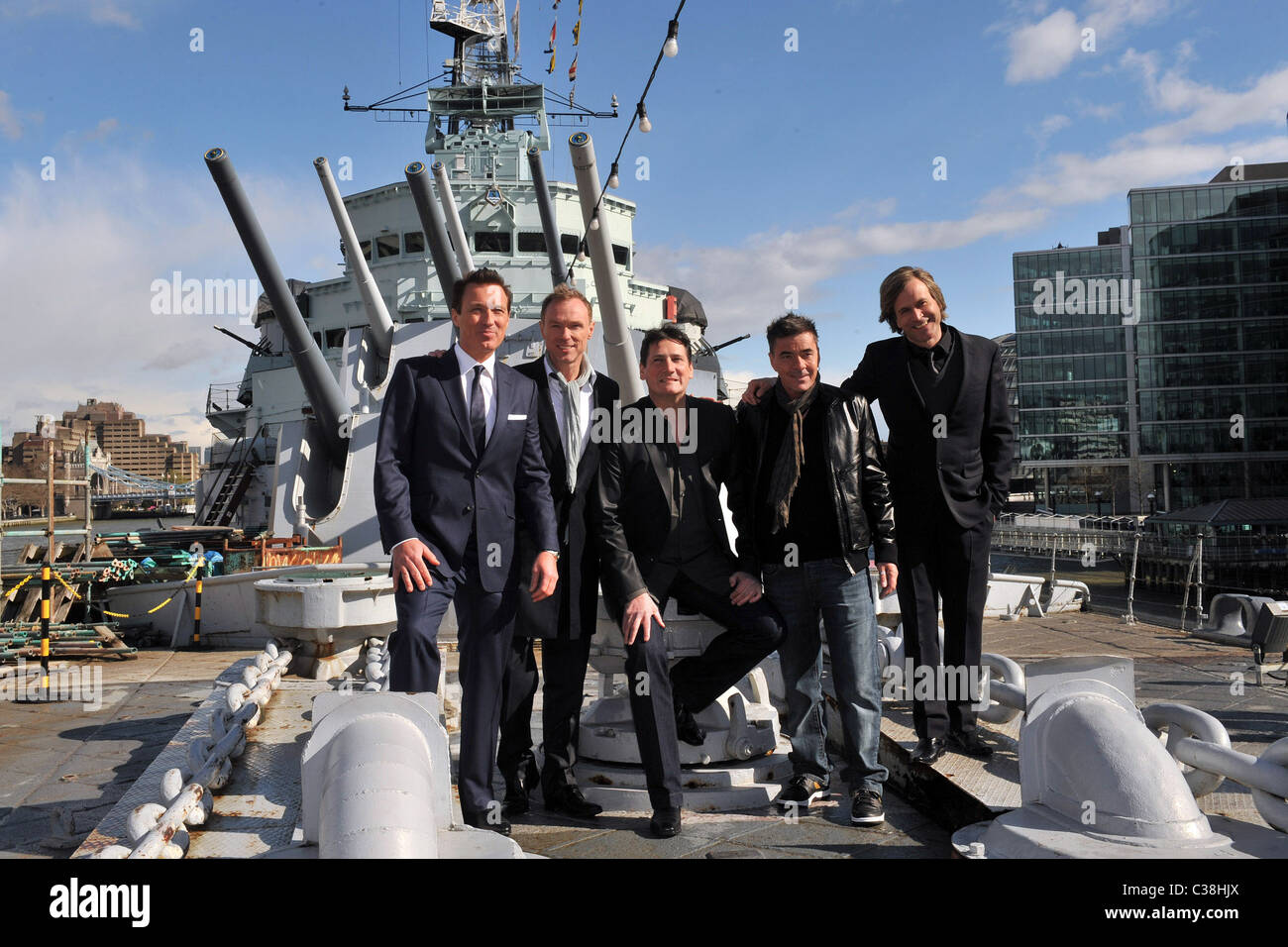 Martin Kemp, Gary Kemp, Tony Hadley, John Keeble e Steve Norman Foto chiamata per Spandau Ballet riforma tenutasi il dispositivo HMS Foto Stock