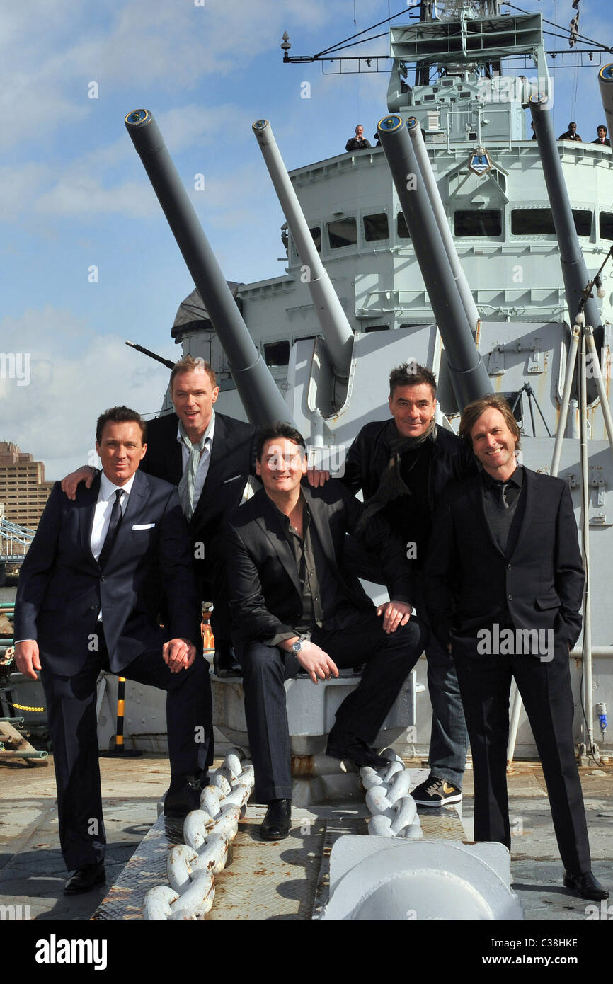Martin Kemp, Gary Kemp, Tony Hadley, John Keeble e Steve Norman Foto chiamata per Spandau Ballet riforma tenutasi il dispositivo HMS Foto Stock