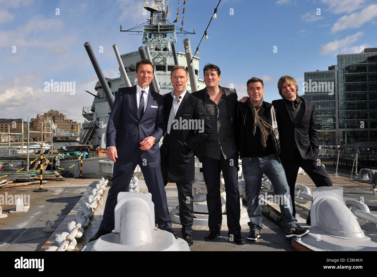 Martin Kemp, Gary Kemp, Tony Hadley, John Keeble e Steve Norman Foto chiamata per Spandau Ballet riforma tenutasi il dispositivo HMS Foto Stock