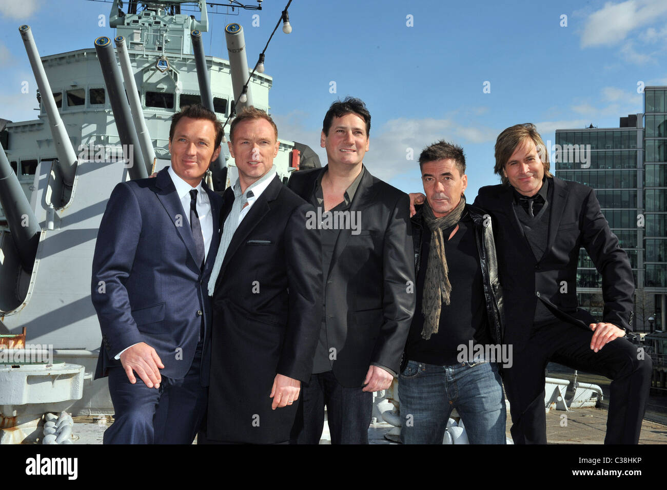 Martin Kemp, Gary Kemp, Tony Hadley, John Keeble e Steve Norman Foto chiamata per Spandau Ballet riforma tenutasi il dispositivo HMS Foto Stock