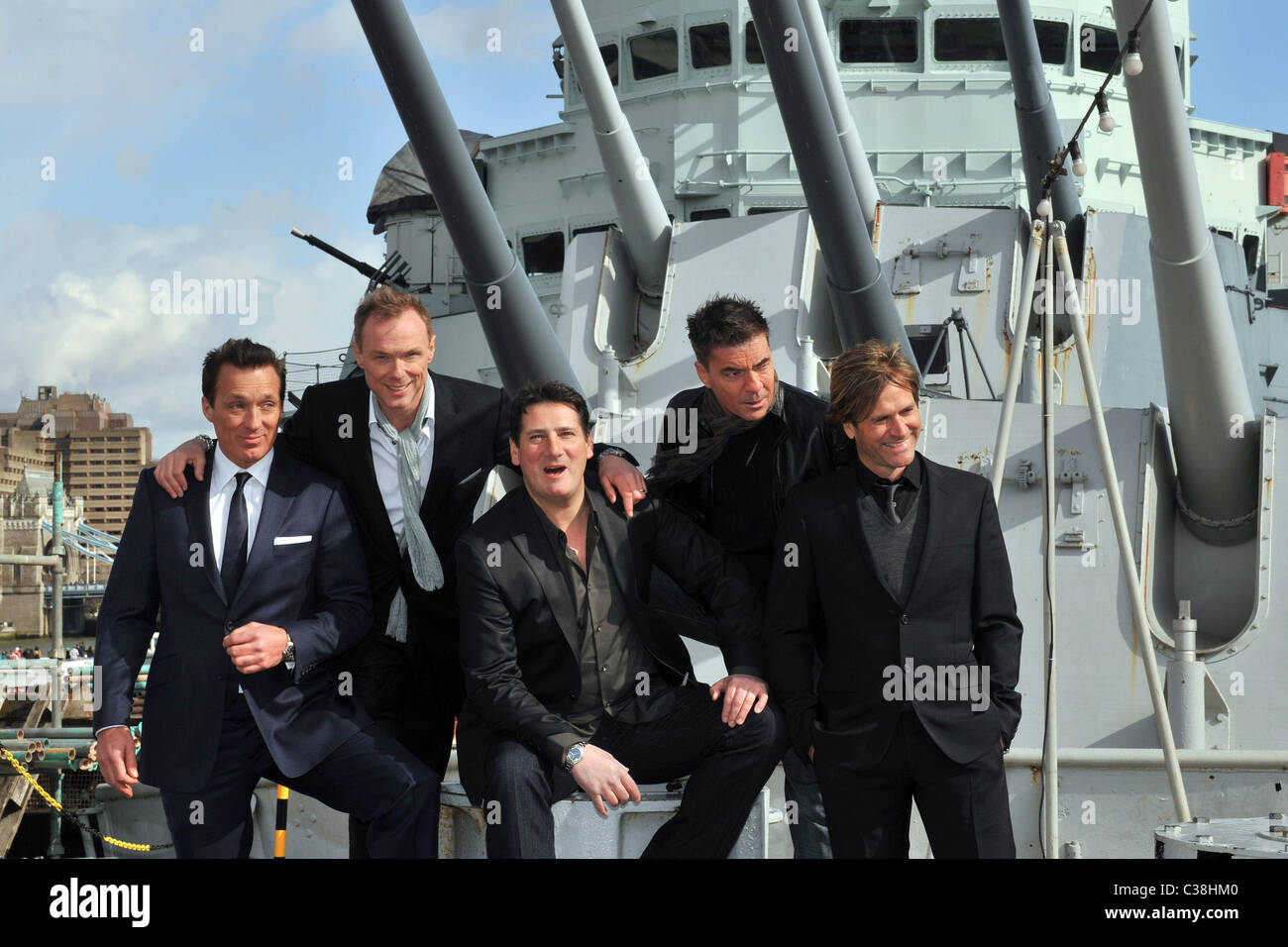 Martin Kemp, Gary Kemp, Tony Hadley, John Keeble e Steve Norman Foto chiamata per Spandau Ballet riforma tenutasi il dispositivo HMS Foto Stock