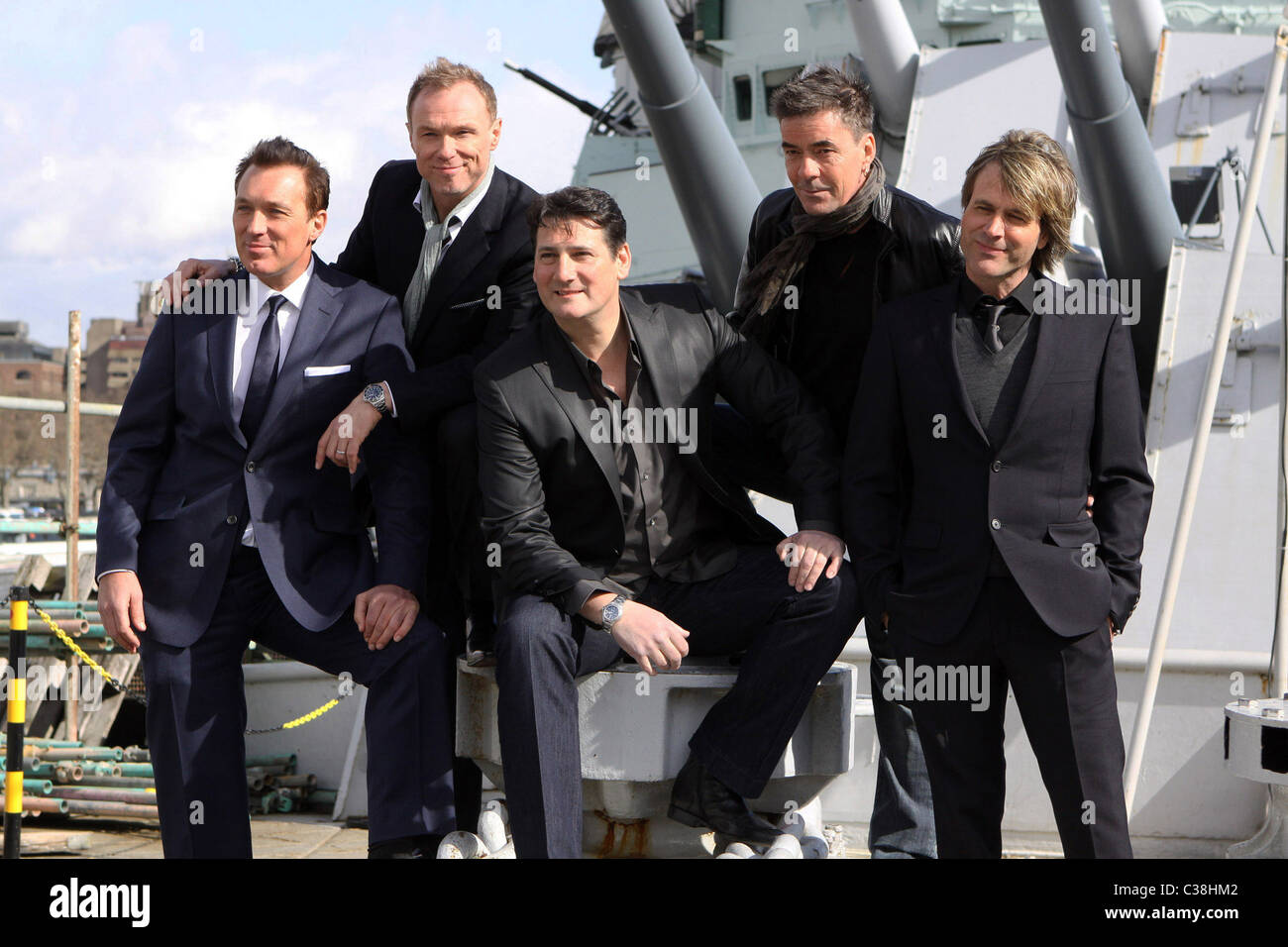 Martin Kemp, Gary Kemp, Tony Hadley, John Keeble e Steve Norman Foto chiamata per Spandau Ballet riforma tenutasi il dispositivo HMS Foto Stock