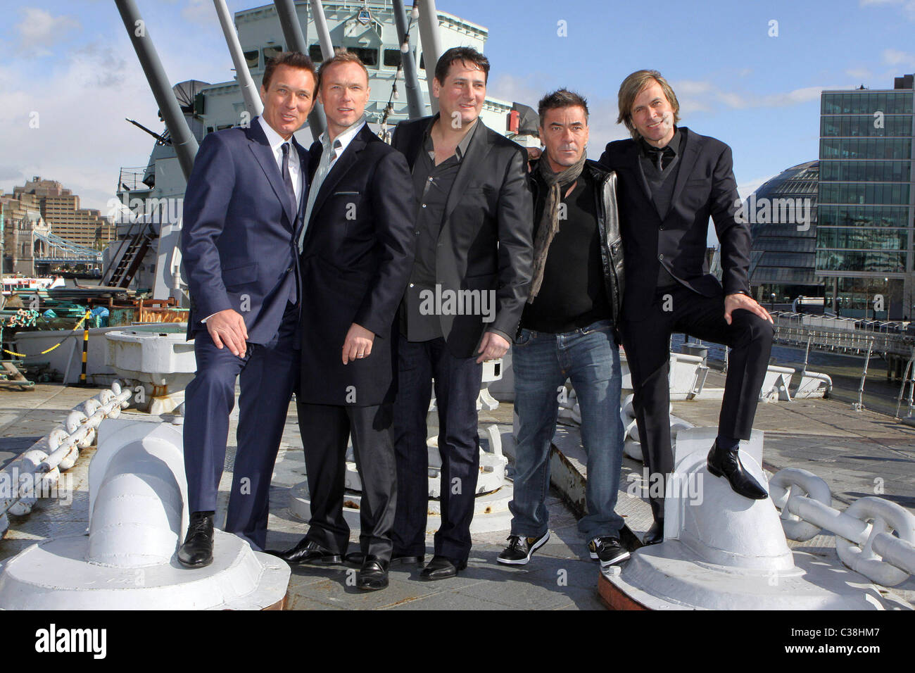Martin Kemp, Gary Kemp, Tony Hadley, John Keeble e Steve Norman Foto chiamata per Spandau Ballet riforma tenutasi il dispositivo HMS Foto Stock