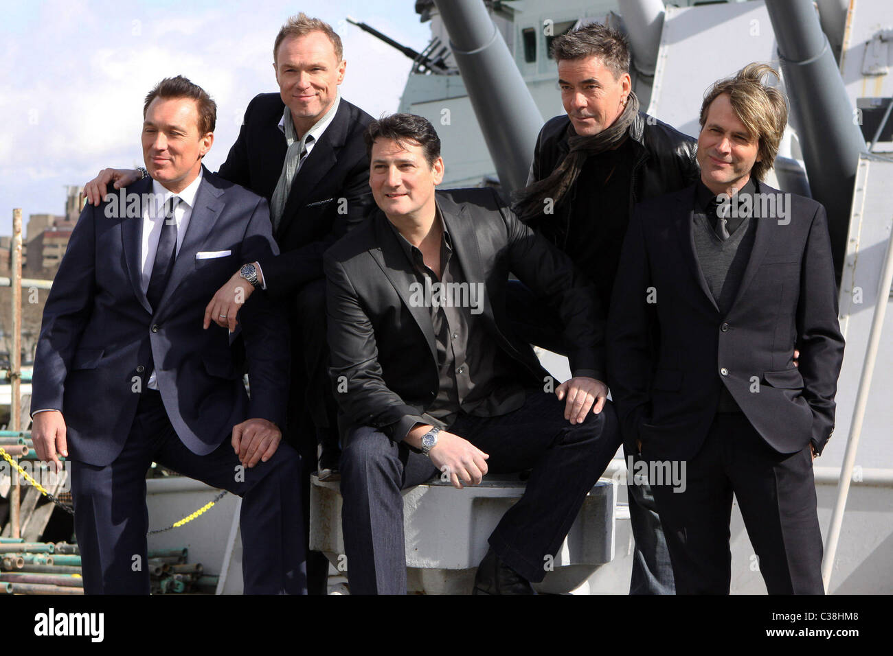 Martin Kemp, Gary Kemp, Tony Hadley, John Keeble e Steve Norman Foto chiamata per Spandau Ballet riforma tenutasi il dispositivo HMS Foto Stock