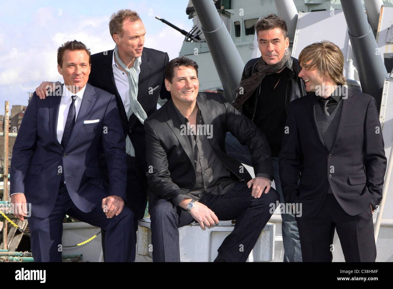 Martin Kemp, Gary Kemp, Tony Hadley, John Keeble e Steve Norman Foto chiamata per Spandau Ballet riforma tenutasi il dispositivo HMS Foto Stock