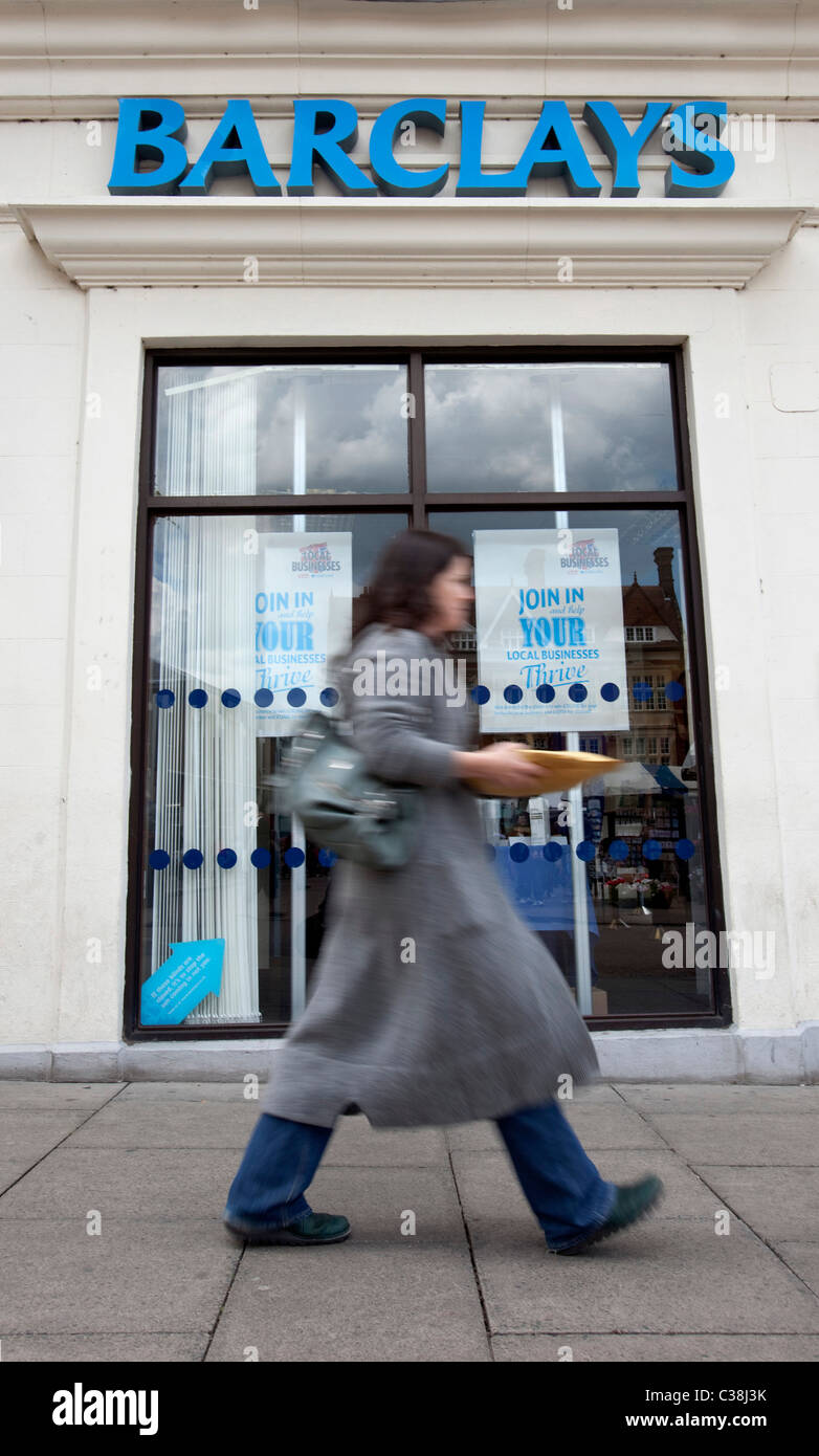 Una persona passa da un ramo di Barclays Bank, Cambridge. Foto Stock
