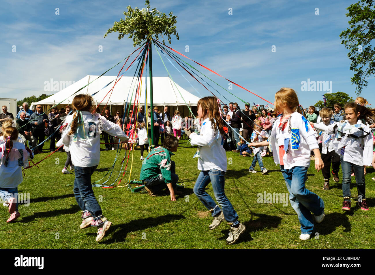 Villaggio Dilwyn show, Herefordshire, UK. Maypole dancing in Inghilterra. Studentesse danza attorno al maypole a molla fete. Foto Stock