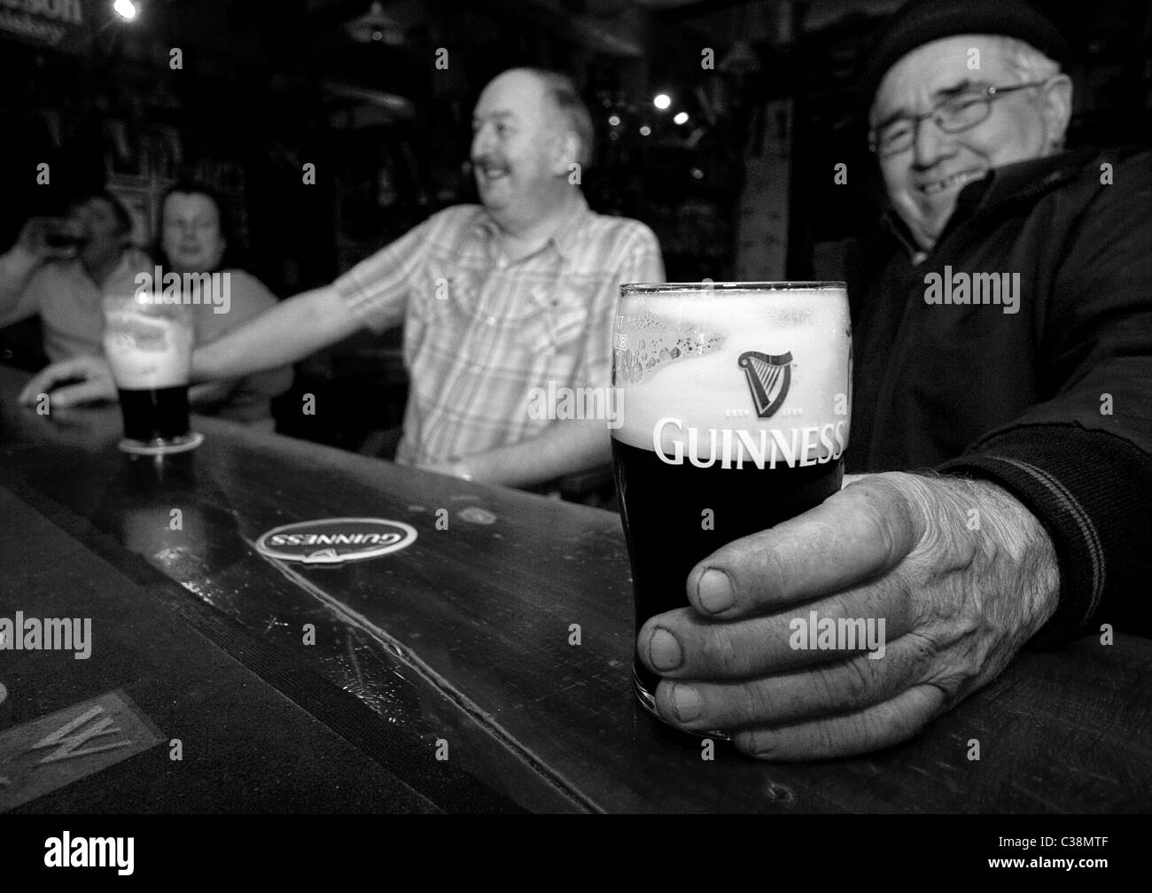 I clienti potranno godere di Guinness in Hells Kitchen Pub, Castlerea, nella contea di Roscommon, Irlanda. Foto Stock