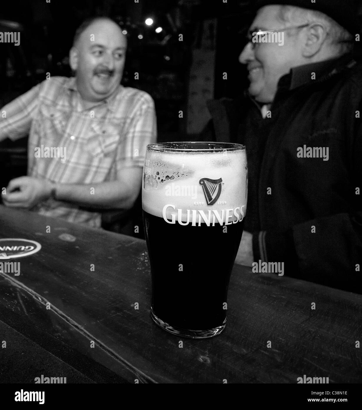 I clienti potranno godere di Guinness in Hells Kitchen Pub, Castlerea, nella contea di Roscommon, Irlanda. Foto Stock