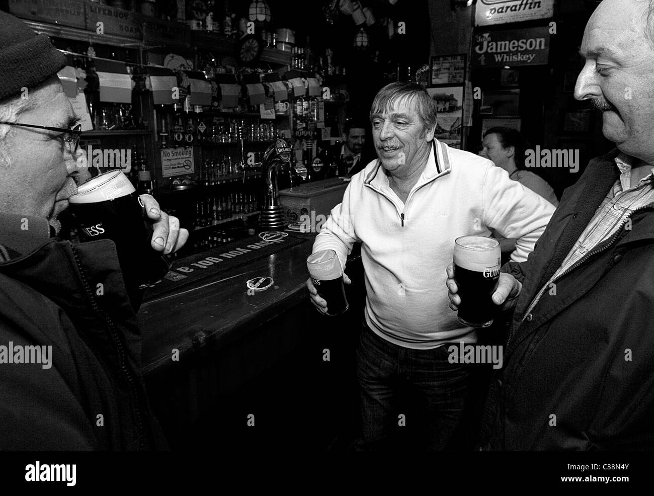 I clienti potranno godere di Guinness in Hells Kitchen Pub, Castlerea, nella contea di Roscommon, Irlanda. Foto Stock