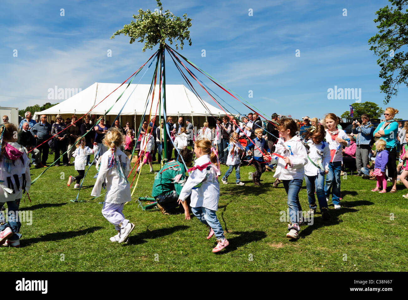 Ragazze maypole dancing UK. Studentesse danza attorno al maypole a molla fete. Villaggio Dilwyn show, Herefordshire. Foto Stock