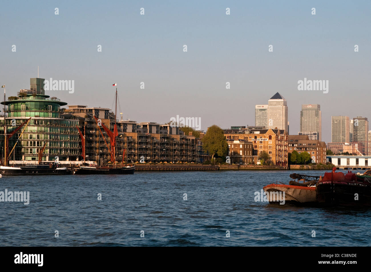 Vista degli edifici sul Tamigi riverfront e il Canary Wharf, London, Regno Unito Foto Stock
