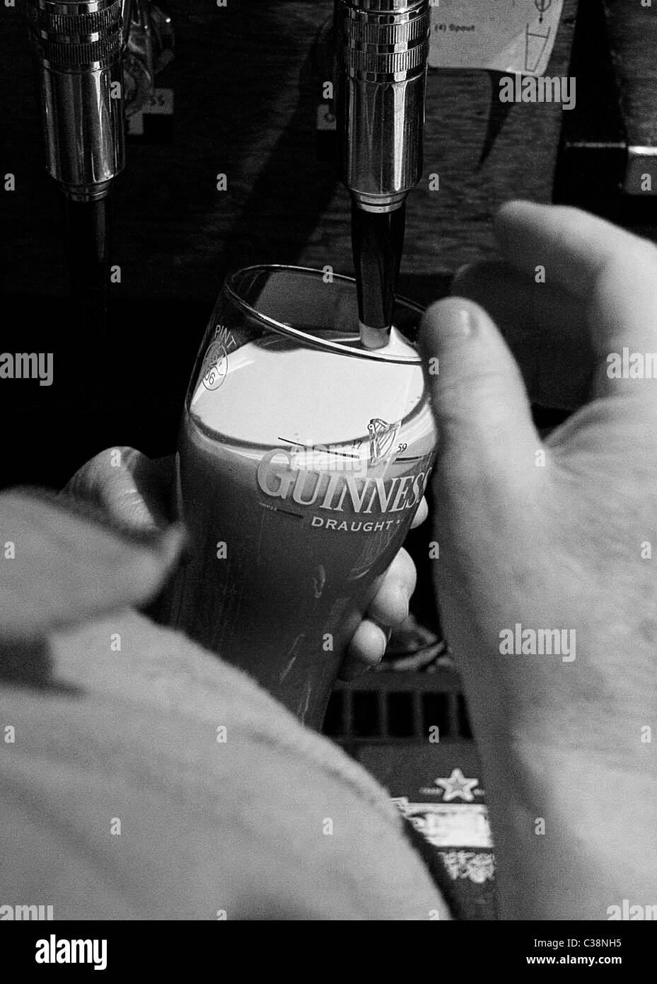 Una pinta di Guinness che viene tirata in Sissy McGintys Pub, Castlerea, nella contea di Roscommon, Irlanda Foto Stock
