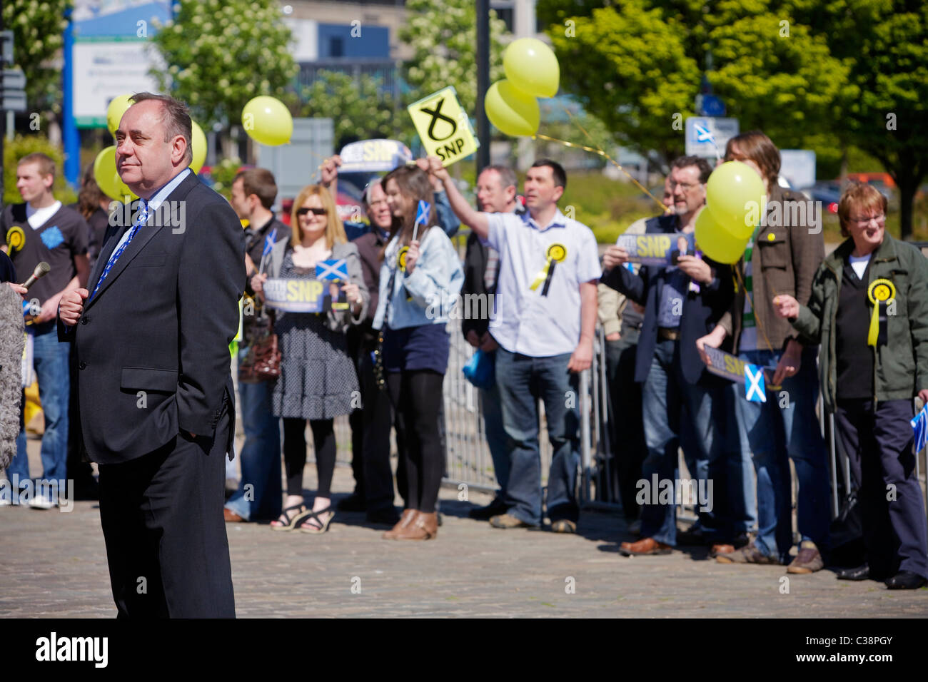 Alex Salmond con SNP sostenitori Foto Stock