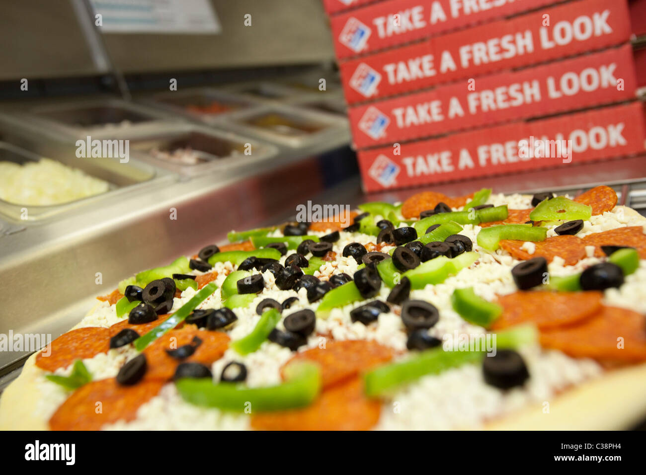 Un preparato di fresco Domino's Pizza, pronto per il forno di cottura Foto  stock - Alamy