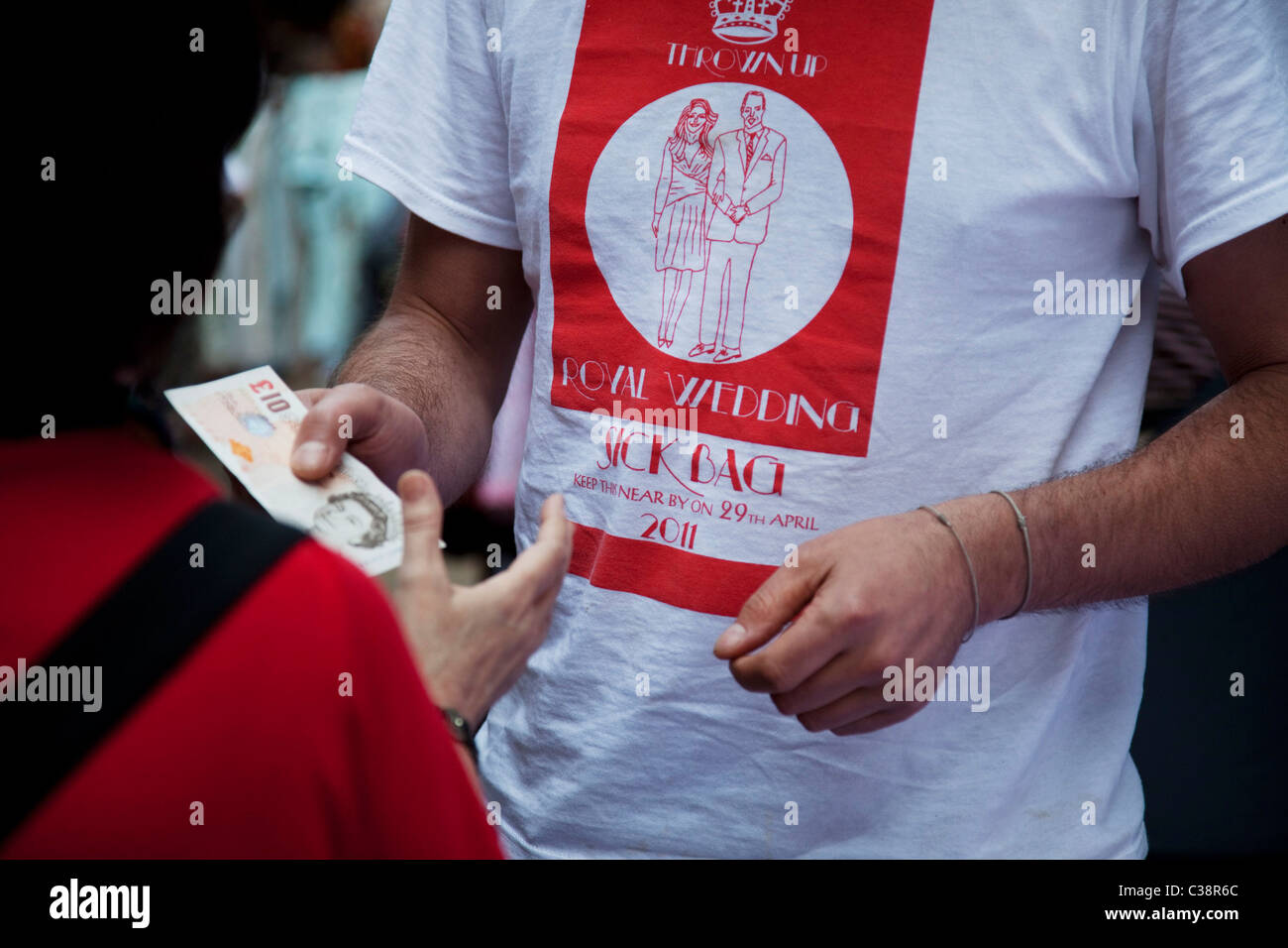 Royal Wedding malati sacca t-shirt in vendita per coloro che vogliono evitare le nozze. Brick Lane Market scene lungo questo più famoso di East End mercati a termine di Londra. Foto Stock