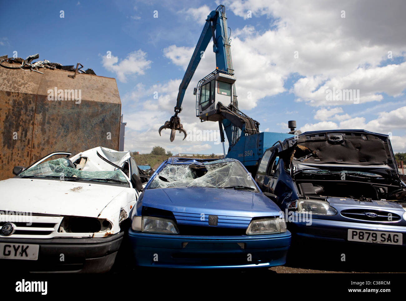 Autovetture sedere in un scrapyard prima di essere ripartiti e riciclati. Foto Stock