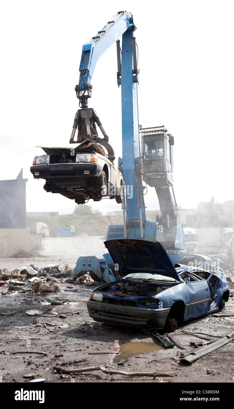 Immagine illustrativa di vetture di essere riciclato in un scrapyard. Foto Stock