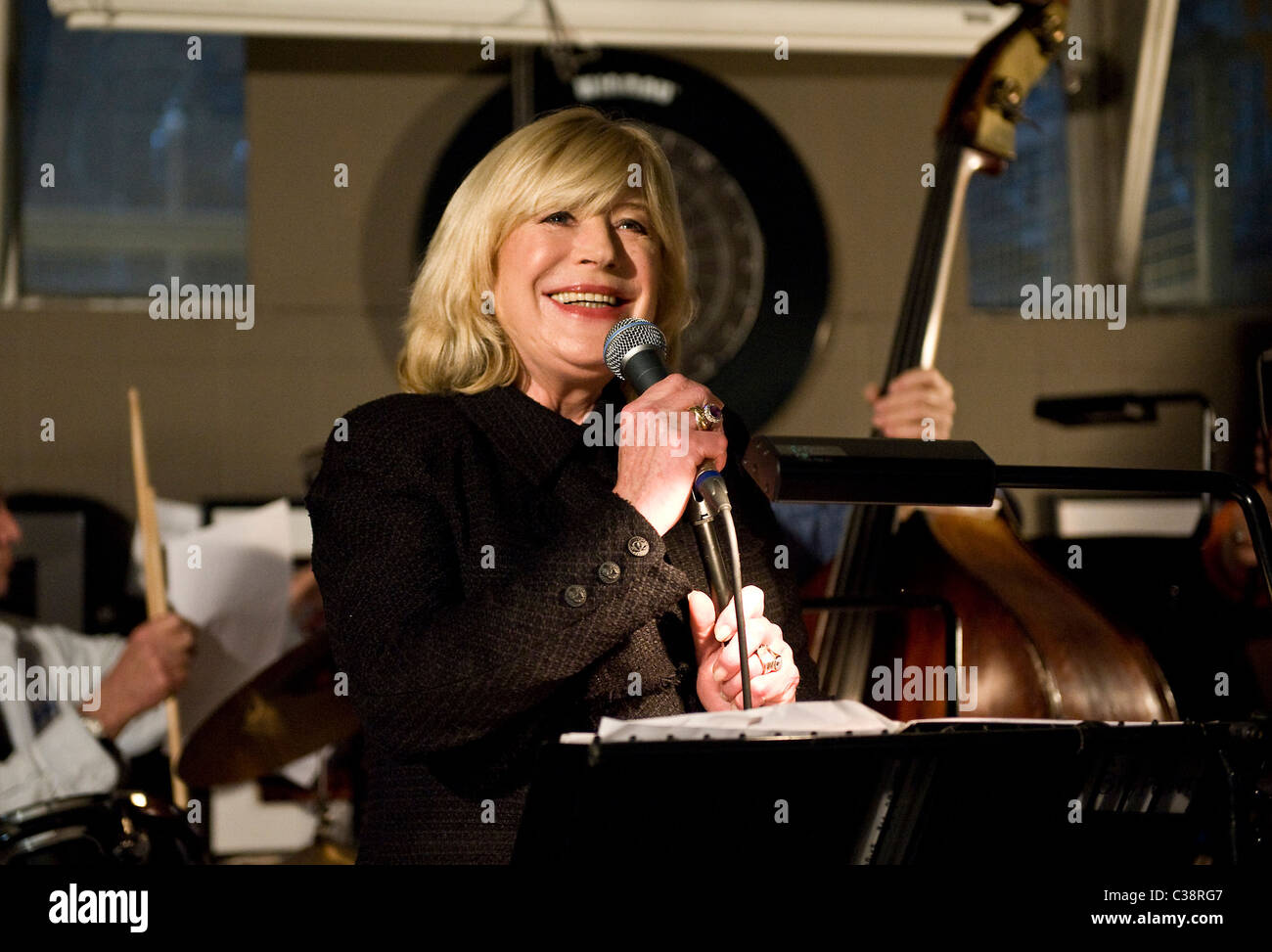 Marianne fidato si esibisce dal vivo a Rough Trade East London, England - 15.04.09 (obbligatorio) Foto Stock