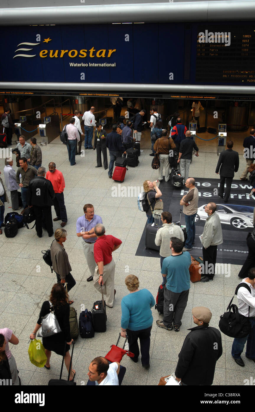 Pendolari attendere il loro treno nella vecchia International Terminal Eurostar a Londra Waterloo. Foto Stock