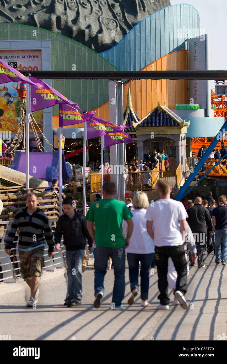 Persone   figure sfocate a Blackpool Pleasure Beach Parco divertimenti, Lancashire, Regno Unito Foto Stock