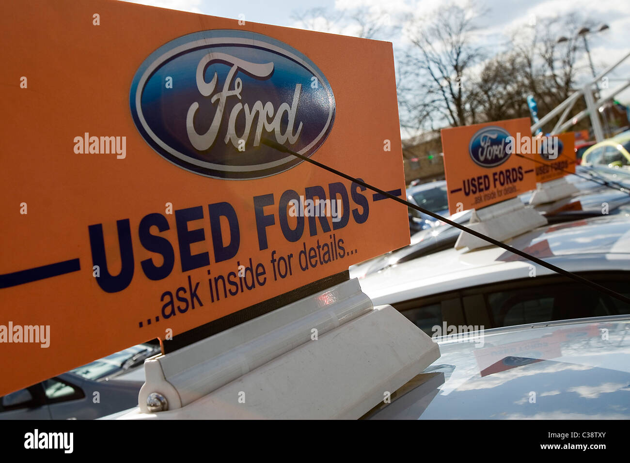 Una selezione di usato Ford Motor automobili per la vendita presso un concessionario in Cambridge Foto Stock
