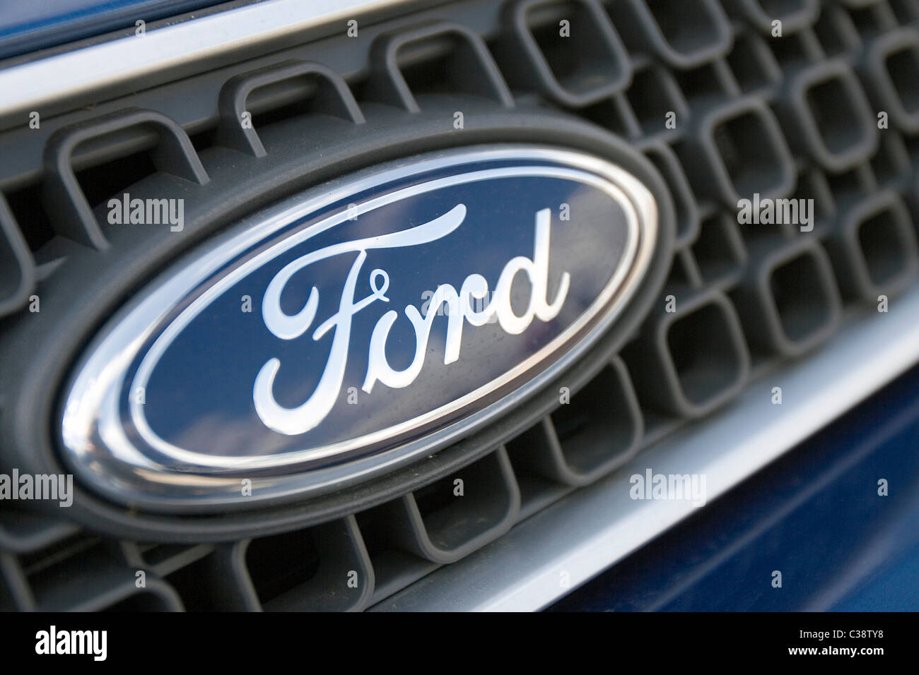La società Ford emblema che adorna la parte anteriore di ogni Ford Motor Car Foto Stock