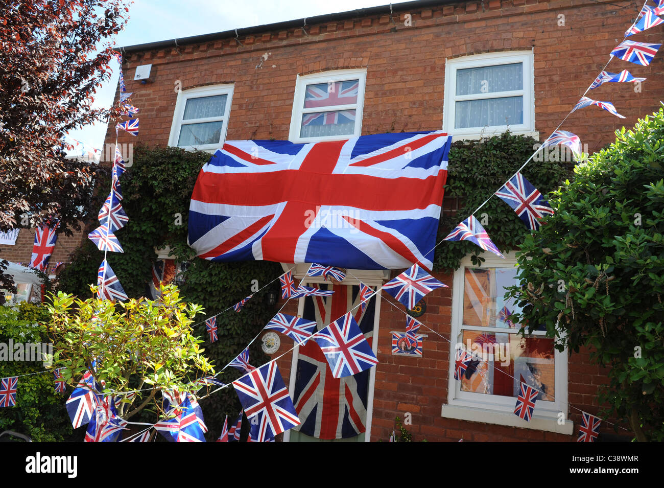 Casa decorata con bandiere Unions Jack per celebrare il matrimonio reale a Pinkett Street, Worcester, per una festa in strada nel Regno Unito Foto Stock