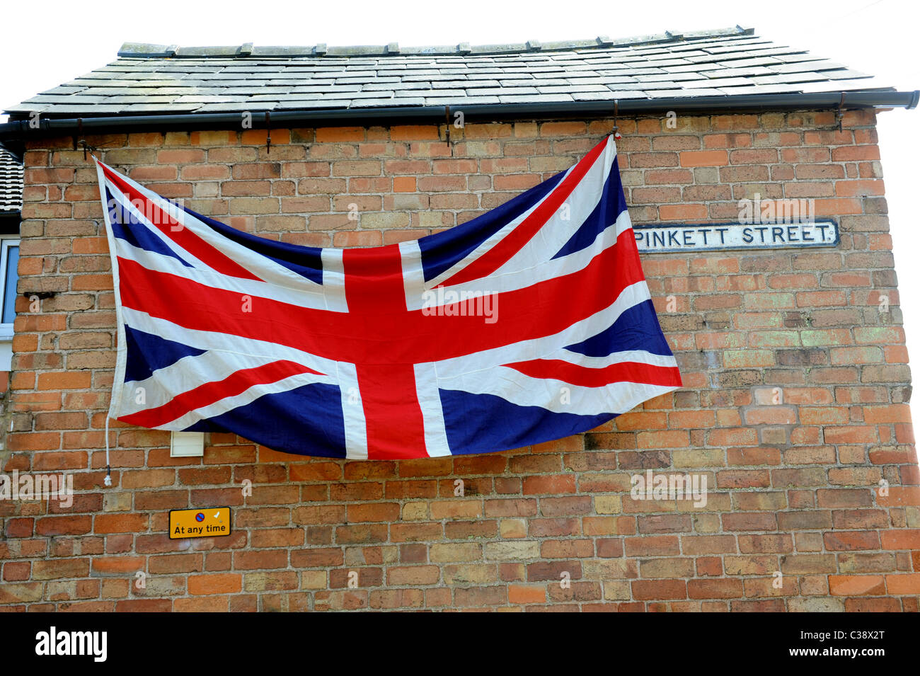 La bandiera britannica Union Jack sventolava per strada a Worcester per una festa in strada in Pinkett Street. Foto Stock