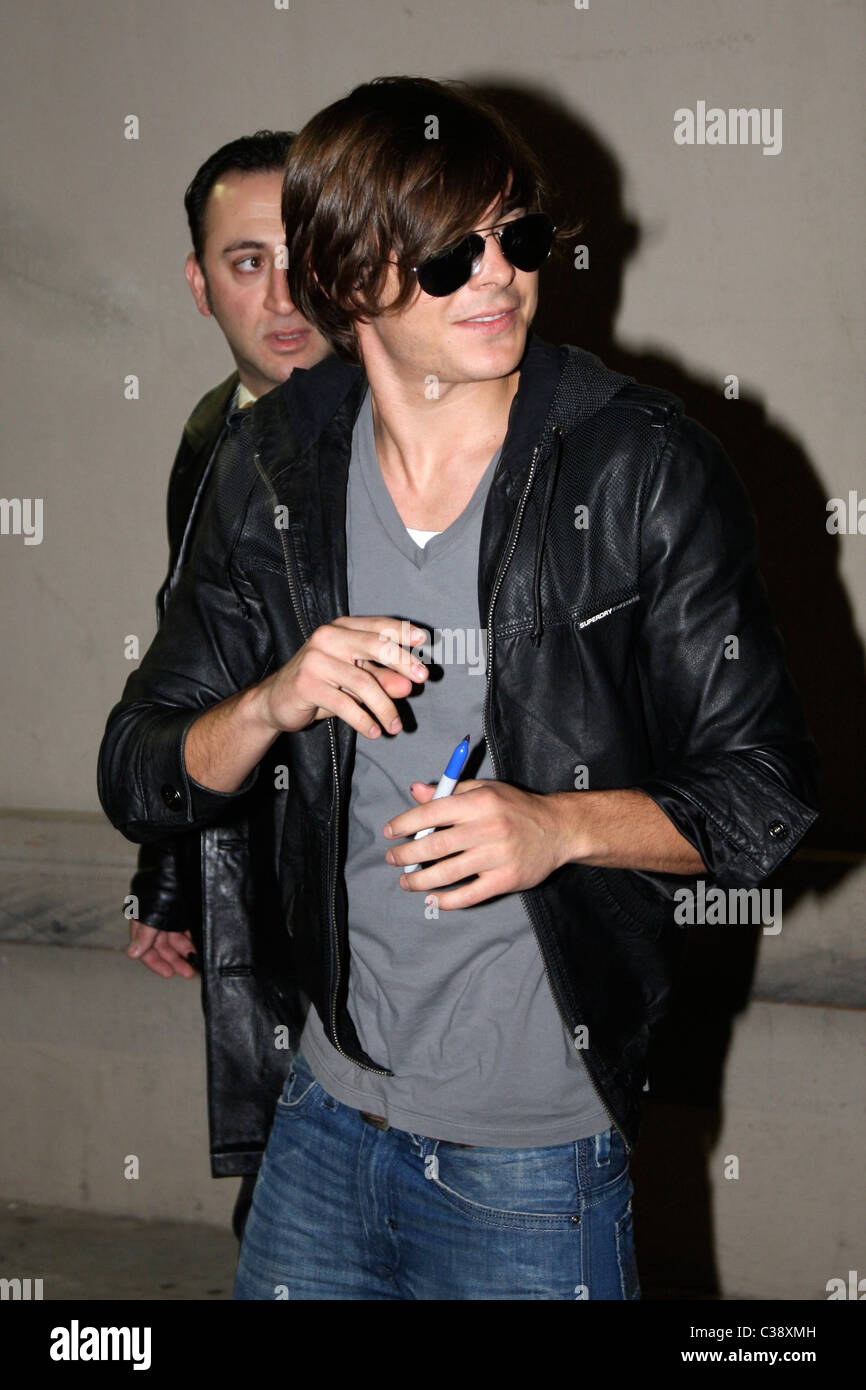 Zac Efron indossando occhiali da sole di notte al di fuori del El Capitan  theater. Hollywood, California -16.04.09 MeetTheFamous Foto stock - Alamy