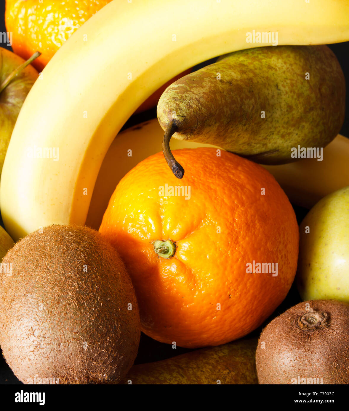 Banana, kiwi, arancio, mela e pera Foto Stock