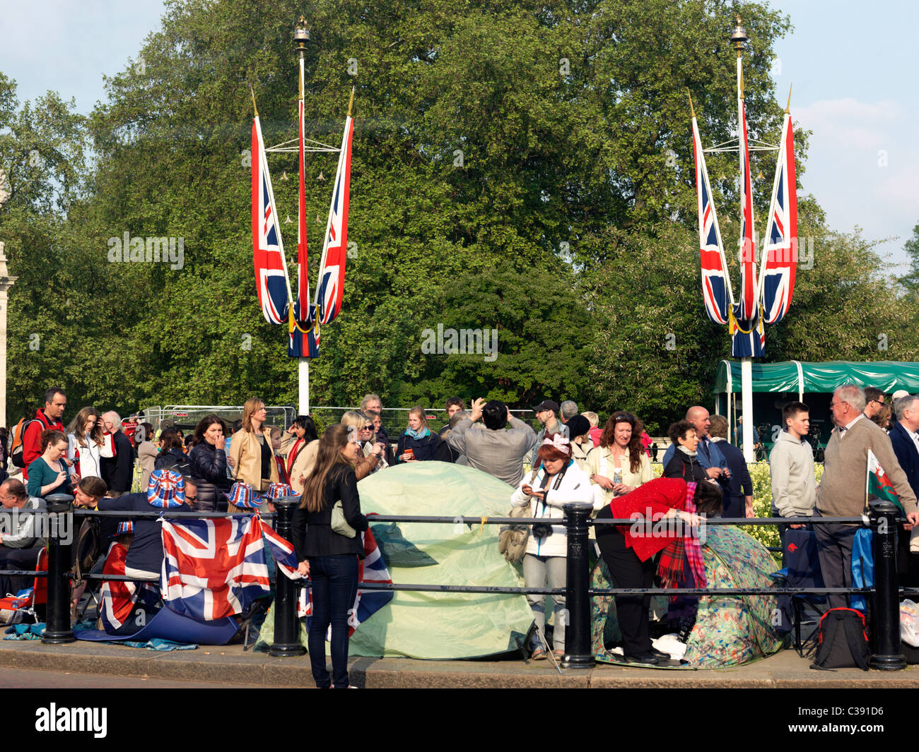 Royal Wedding Camper fuori Buckingham Palace alla vigilia delle nozze Foto Stock