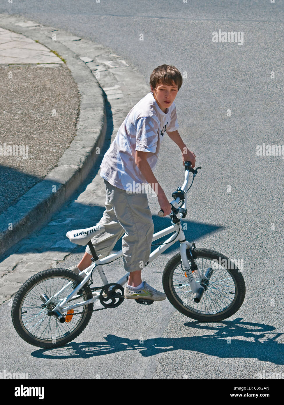 Adolescente pista di equitazione Bicicletta - Francia. Foto Stock