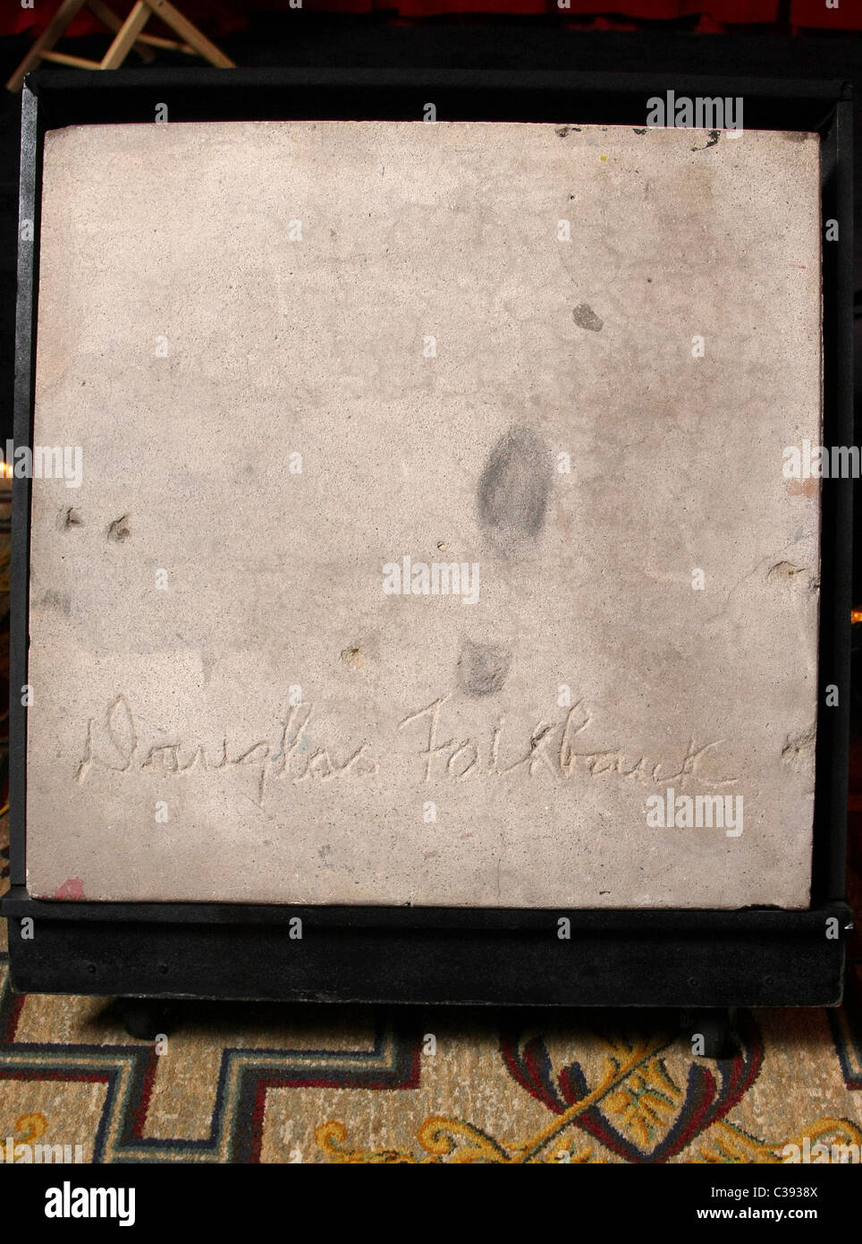 DOUGLAS FAIRBANKS originale dimenticato le impronte di cemento dal Grauman cinese del cortile. TCM CLASSIC FILM FESTIVAL 2011 LO Foto Stock