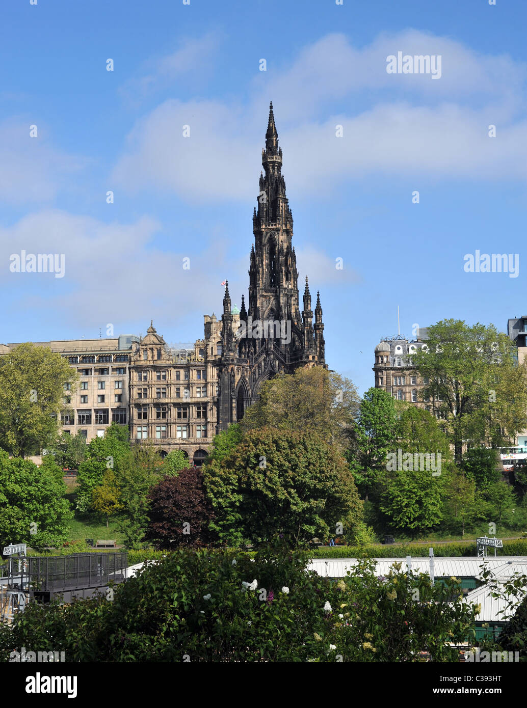 Royal Scott Monument Princes Street Edinburgh da Princes Street Gardens con Jenners department store in background Foto Stock